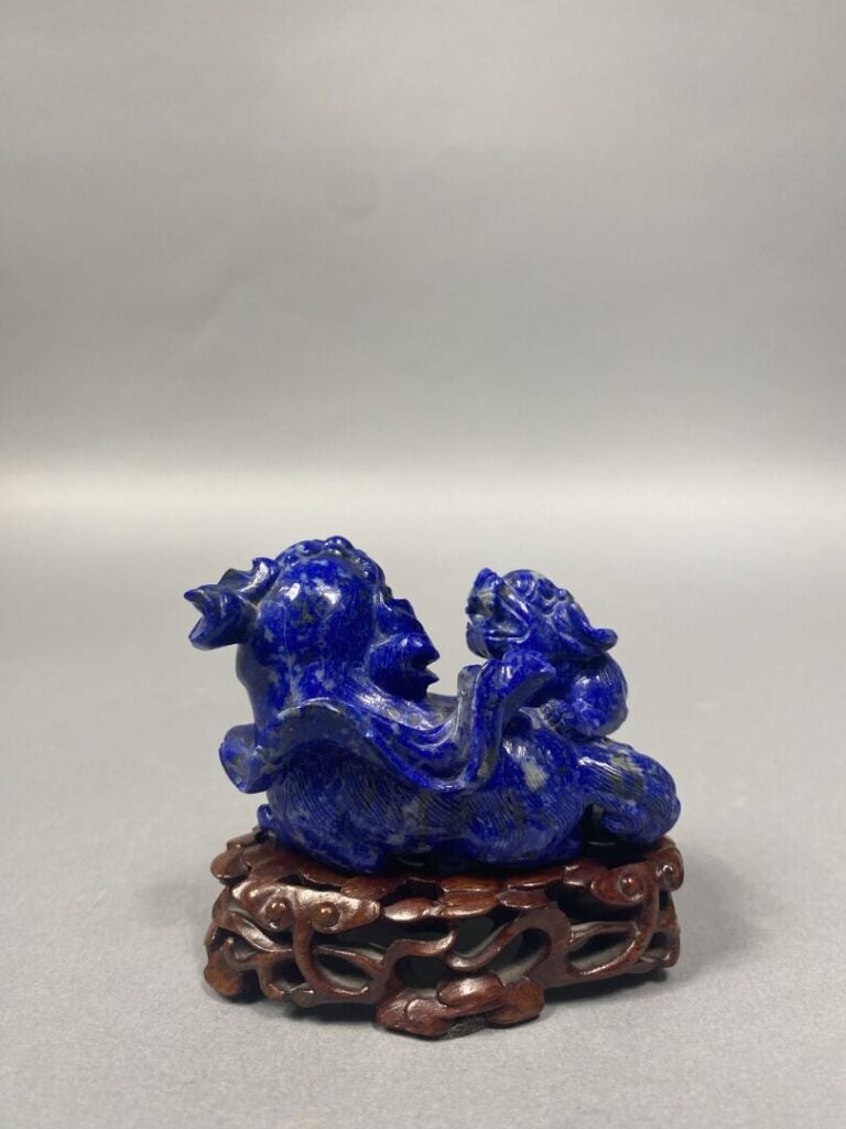 Chine - Sujet en lapis lazuli sculpté représentant un chien de Fô et son petit…