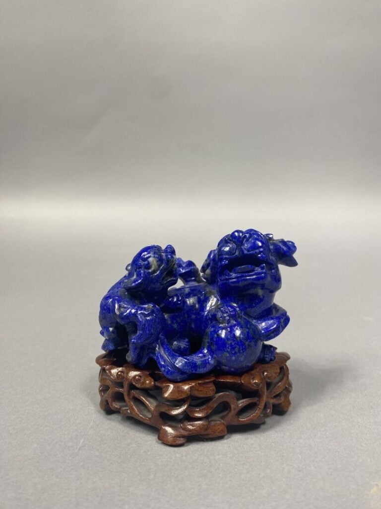 Chine - Sujet en lapis lazuli sculpté représentant un chien de Fô et son petit…