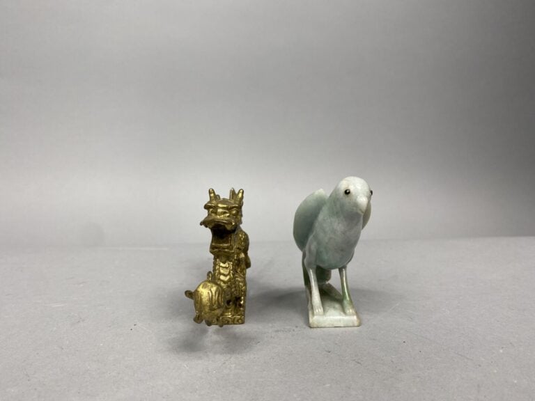 Chine - Sujet en pierre dure imitant le jade infusé représentant un oiseau - H:…