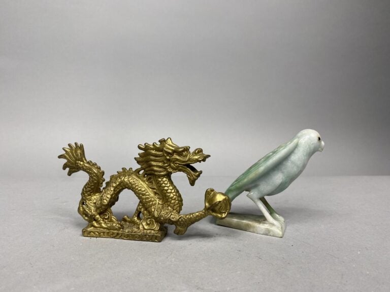 Chine - Sujet en pierre dure imitant le jade infusé représentant un oiseau - H:…