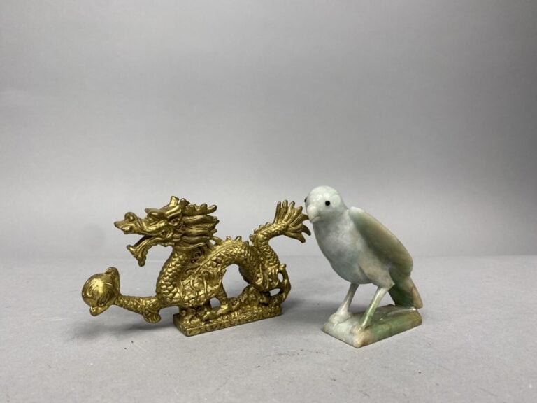 Chine - Sujet en pierre dure imitant le jade infusé représentant un oiseau - H:…
