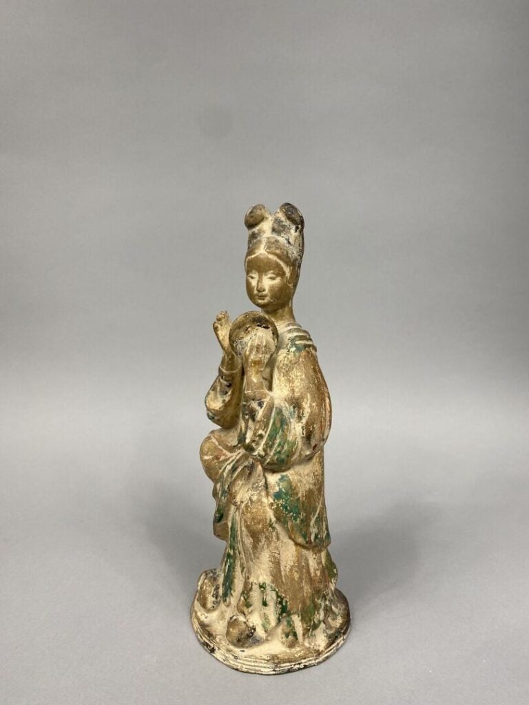Chine - Terre cuite polychrome figurant une dame de cour au tambourin assise -…