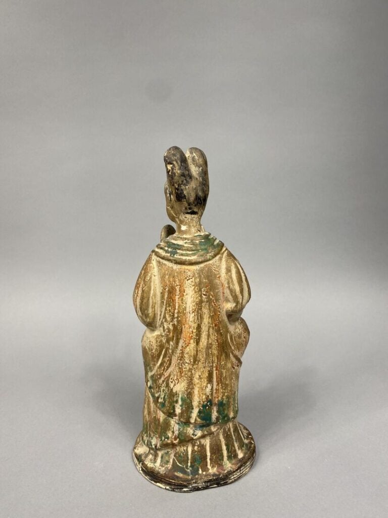 Chine - Terre cuite polychrome figurant une dame de cour au tambourin assise -…