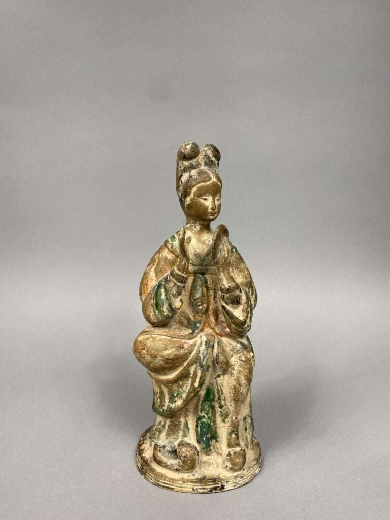 Chine - Terre cuite polychrome figurant une dame de cour au tambourin assise -…