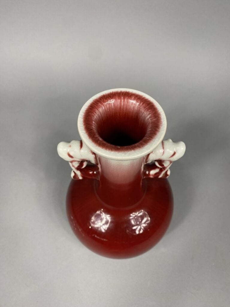 Chine - Vase à long col étroit en céramique émaillée monochrome dit "sang de bo…