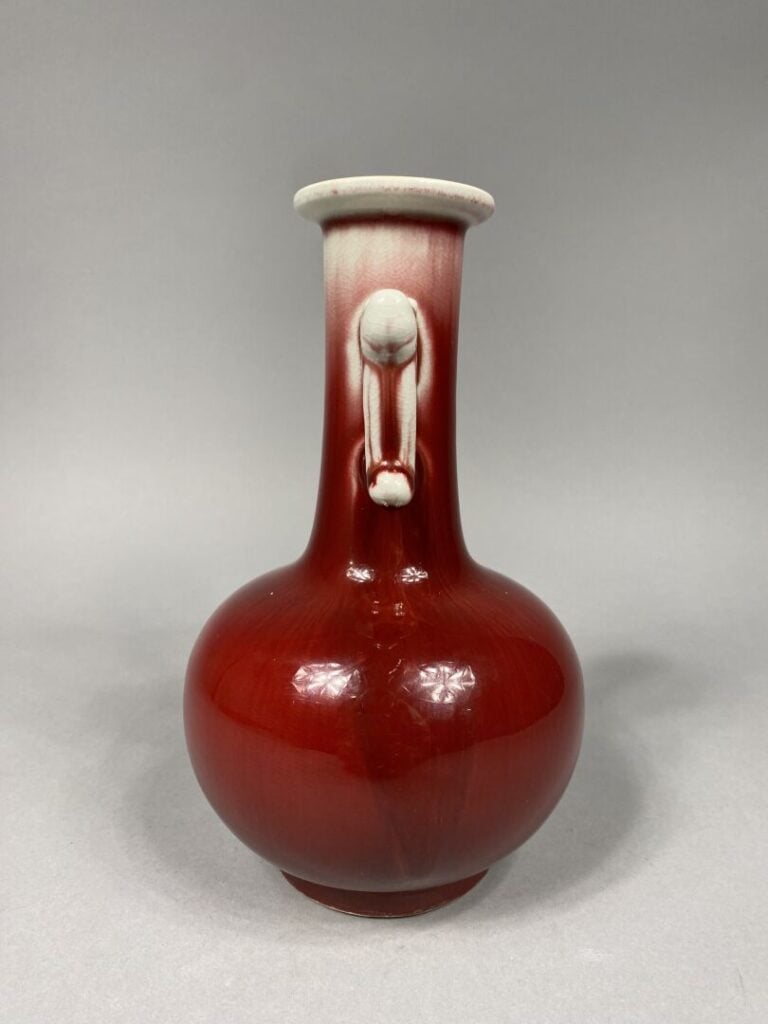 Chine - Vase à long col étroit en céramique émaillée monochrome dit "sang de bo…