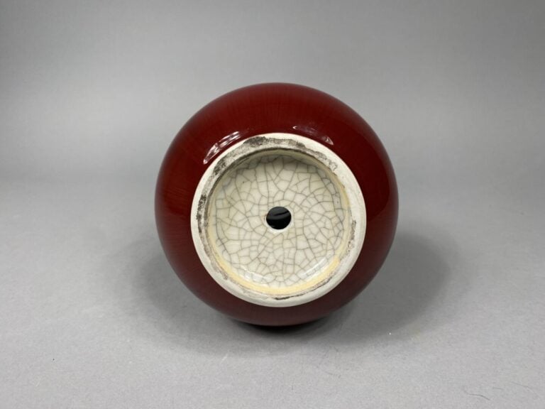 Chine - Vase à long col étroit en céramique émaillée monochrome dit "sang de bo…