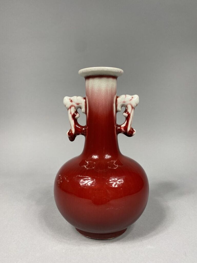 Chine - Vase à long col étroit en céramique émaillée monochrome dit "sang de bo…