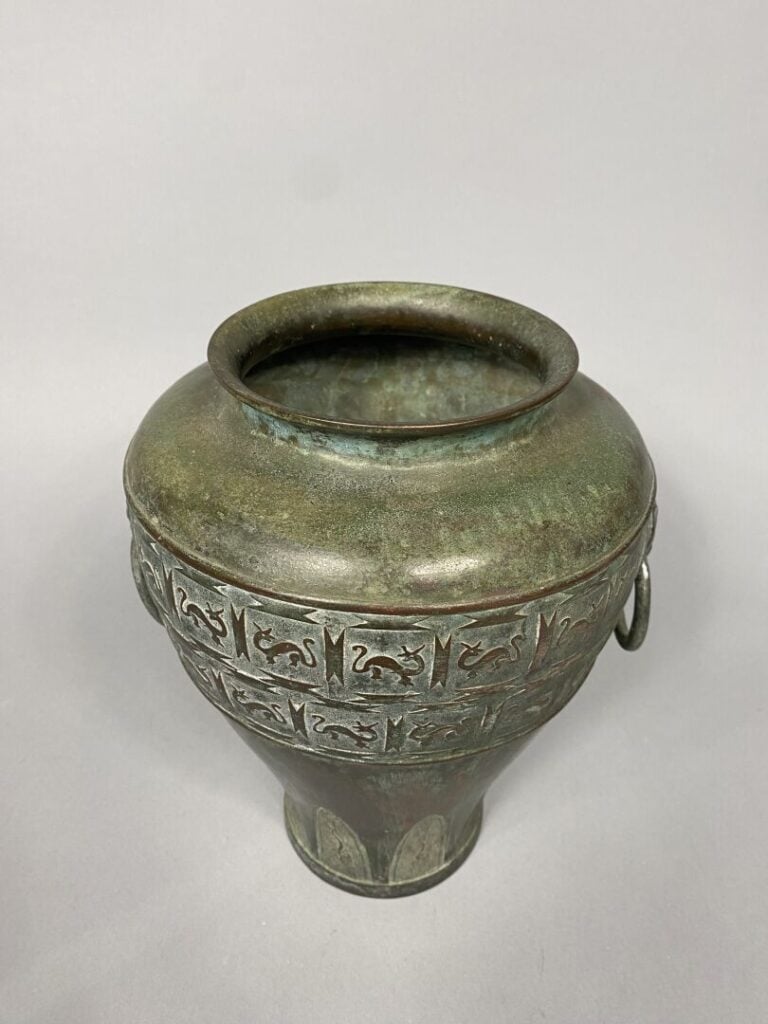 Chine - Vase balustre en bronze à décor archaïsant de dragons stylisés et motif…