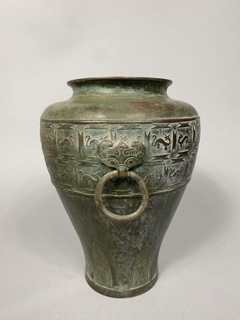 Chine - Vase balustre en bronze à décor archaïsant de dragons stylisés et motif…