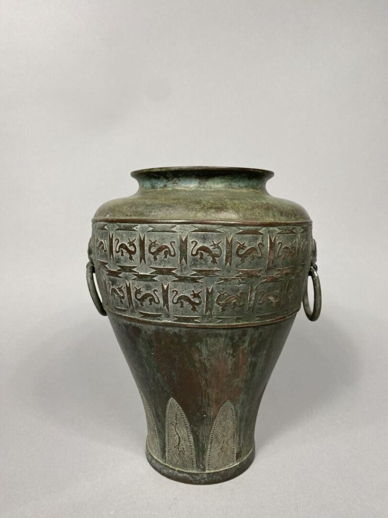 Chine - Vase balustre en bronze à décor archaïsant de dragons stylisés et motif…