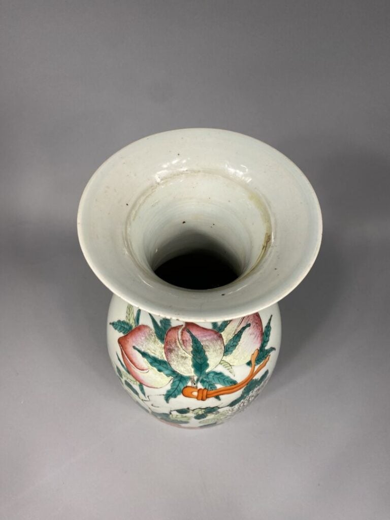 Chine - Vase balustre en céramique émaillée à décor polychrome de pêches de lon…