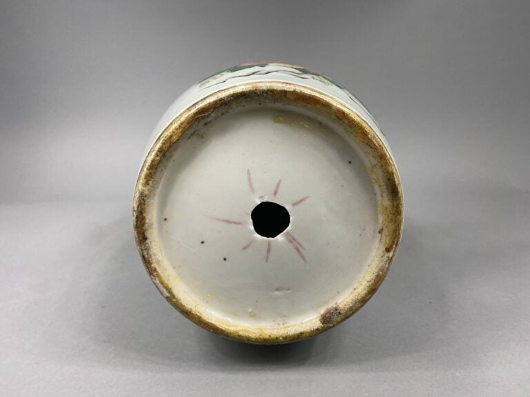 Chine - Vase balustre en céramique émaillée à décor polychrome de pêches de lon…