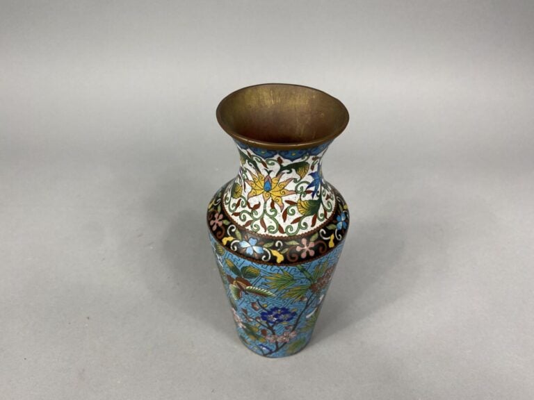 Chine - Vase balustre en émaux cloisonnés à décor de pivoines, bambous et papil…