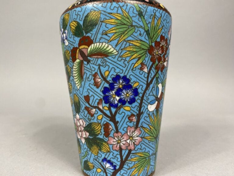 Chine - Vase balustre en émaux cloisonnés à décor de pivoines, bambous et papil…