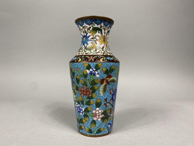 Chine - Vase balustre en émaux cloisonnés à décor de pivoines, bambous et papil…