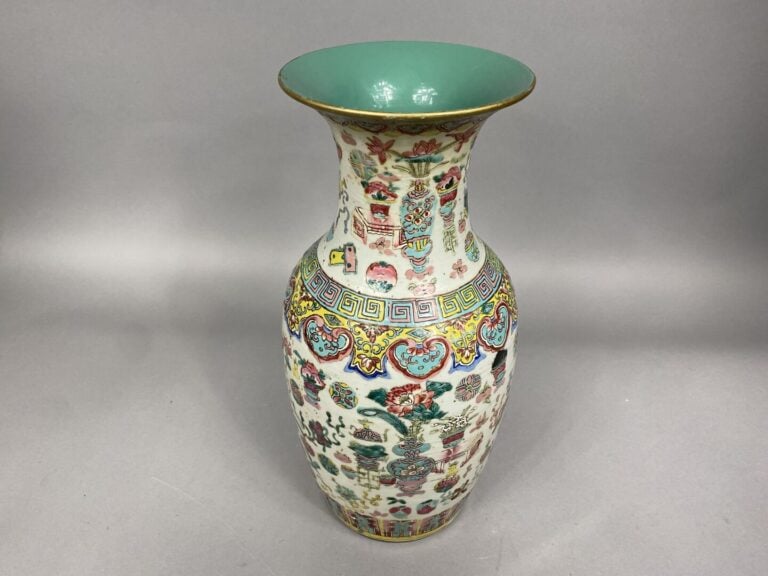 Chine - Vase balustre en porcelaine émaillée à décor d'emblèmes bouddhiques, fr…