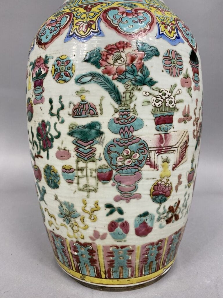 Chine - Vase balustre en porcelaine émaillée à décor d'emblèmes bouddhiques, fr…