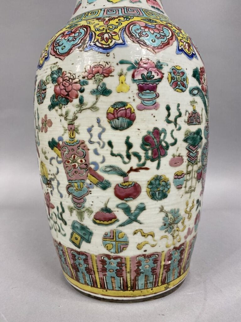 Chine - Vase balustre en porcelaine émaillée à décor d'emblèmes bouddhiques, fr…