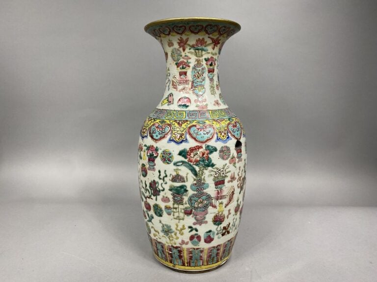 Chine - Vase balustre en porcelaine émaillée à décor d'emblèmes bouddhiques, fr…