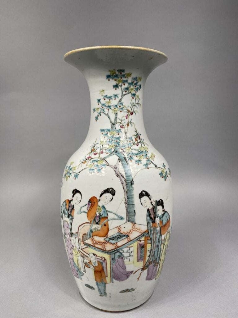 Chine - Vase balustre en porcelaine émaillée à décor d'oiseaux branchés reposan…