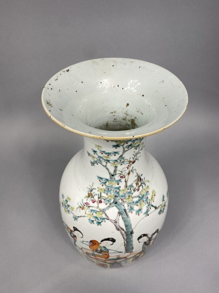 Chine - Vase balustre en porcelaine émaillée à décor d'oiseaux branchés reposan…