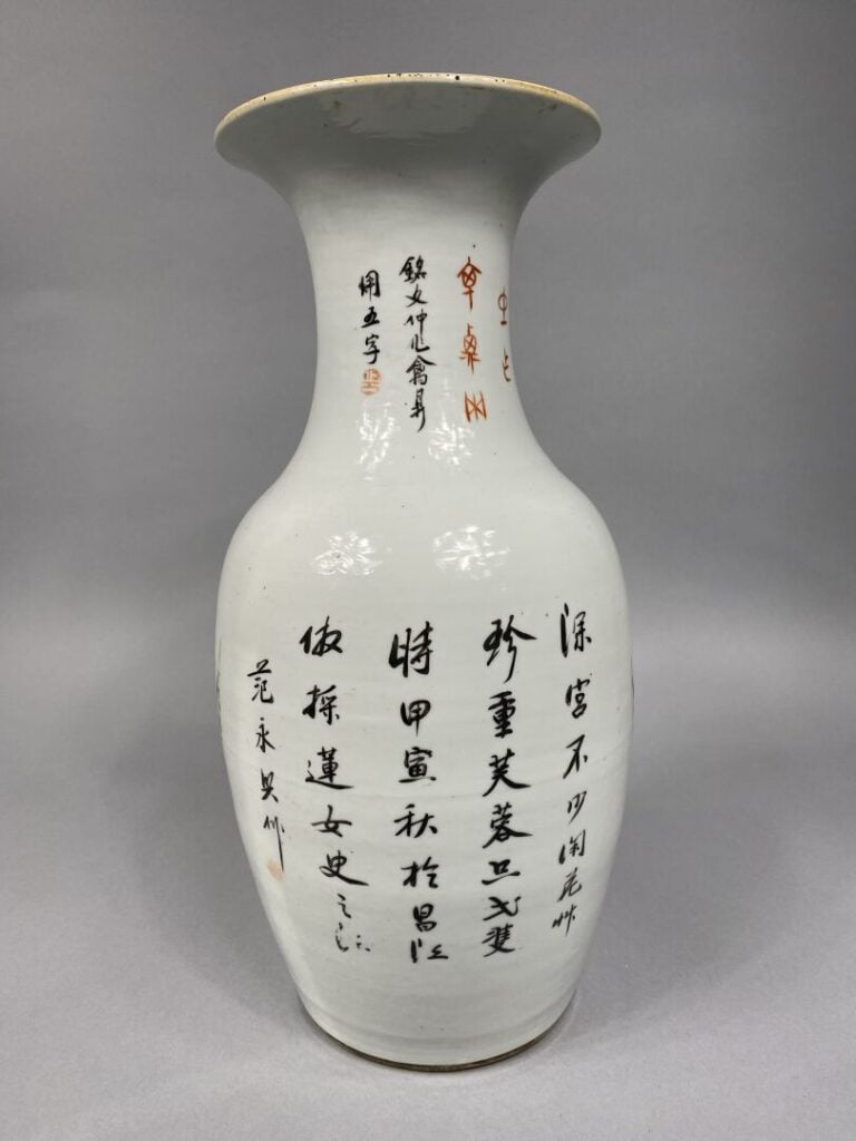 Chine - Vase balustre en porcelaine émaillée à décor d'oiseaux branchés reposan…