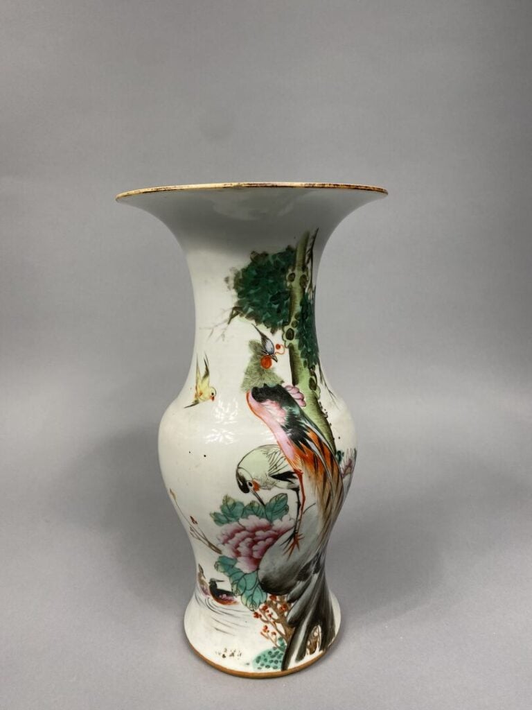 Chine - Vase balustre en porcelaine émaillée à décor d'oiseaux branchés reposan…