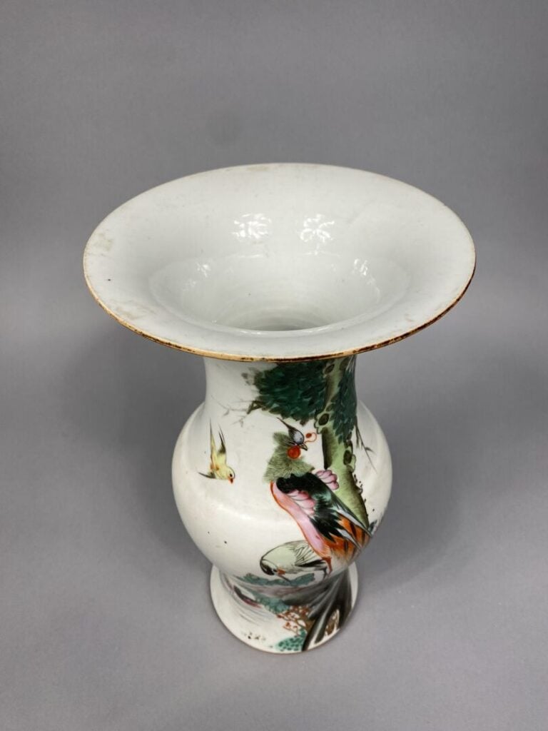 Chine - Vase balustre en porcelaine émaillée à décor d'oiseaux branchés reposan…