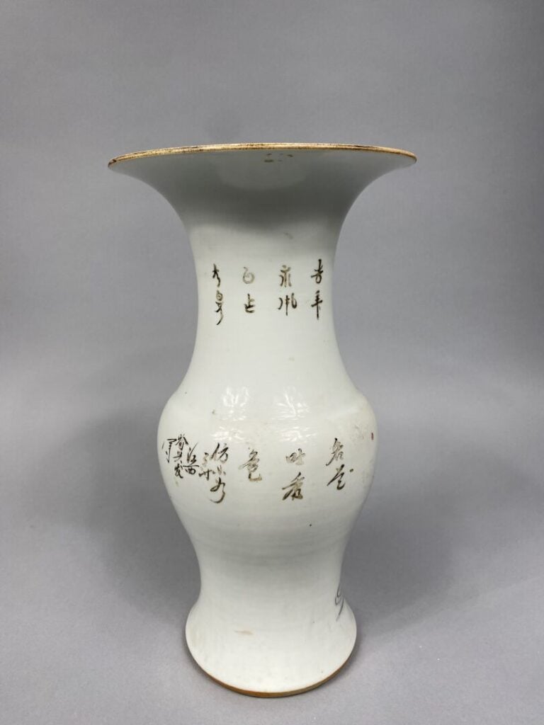 Chine - Vase balustre en porcelaine émaillée à décor d'oiseaux branchés reposan…