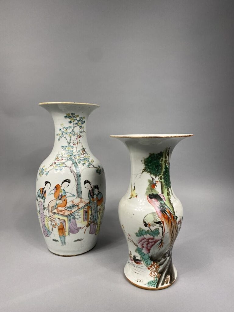 Chine - Vase balustre en porcelaine émaillée à décor d'oiseaux branchés reposan…