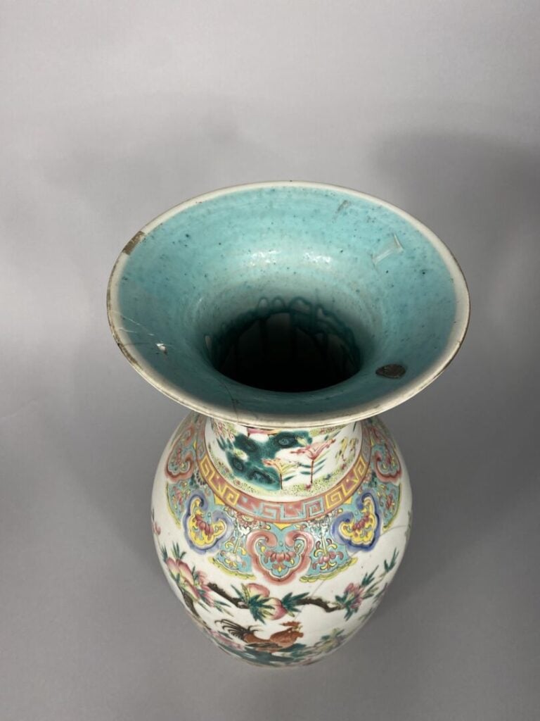 Chine - Vase balustre en porcelaine émaillée dans le style de la famille rose o…