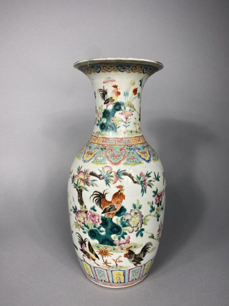 Chine - Vase balustre en porcelaine émaillée dans le style de la famille rose o…
