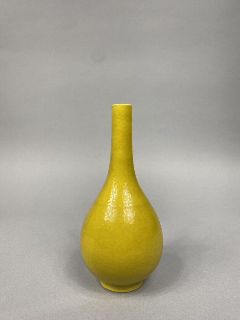 Chine - Vase balustre en porcelaine émaillée monochrome jaune à long col étroit…