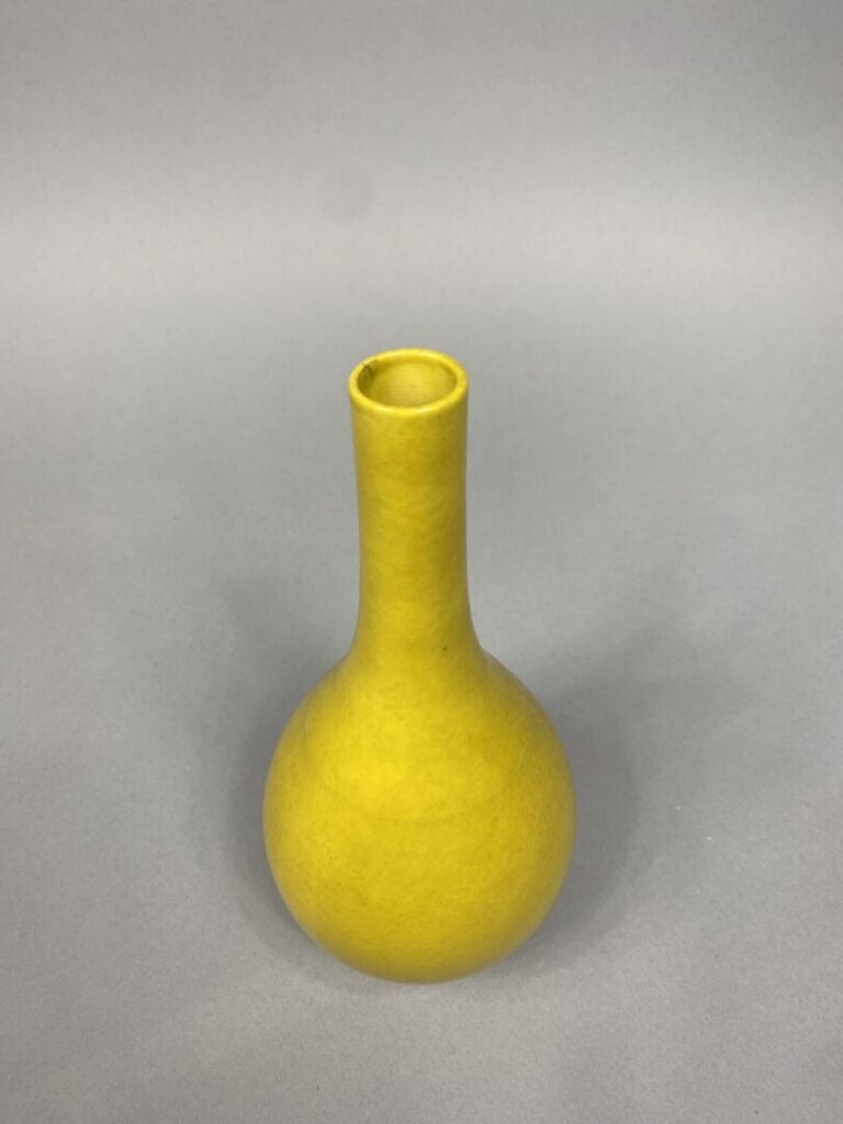Chine - Vase balustre en porcelaine émaillée monochrome jaune à long col étroit…