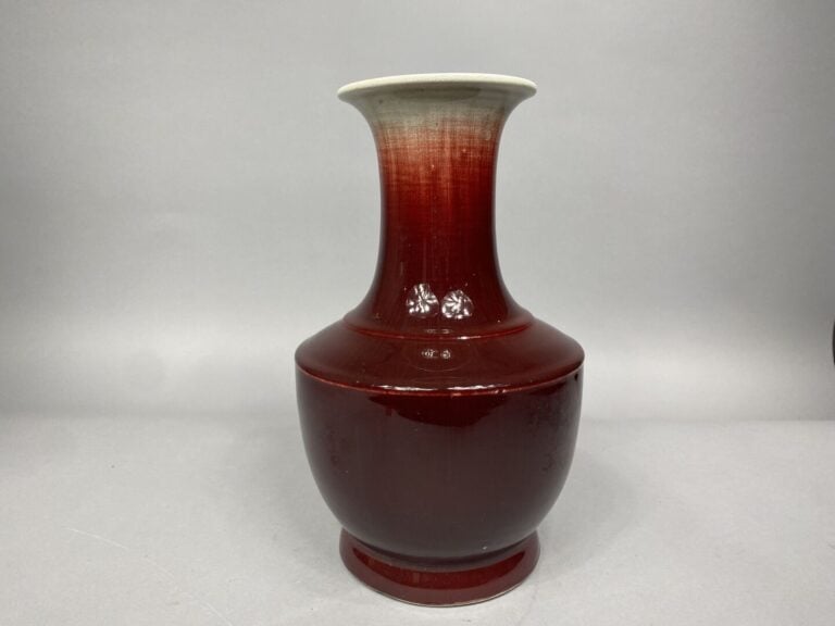 Chine - Vase balustre en porcelaine émaillée rouge dit "sang de boeuf" - Marque…