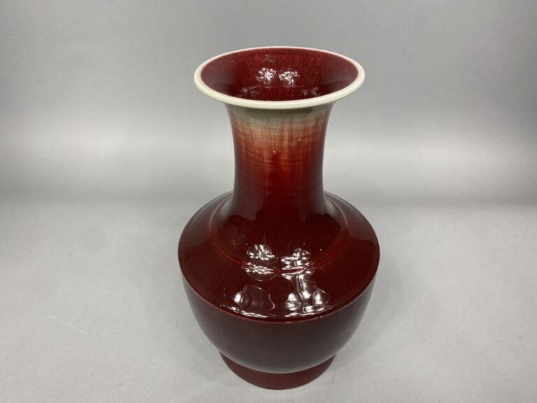 Chine - Vase balustre en porcelaine émaillée rouge dit "sang de boeuf" - Marque…