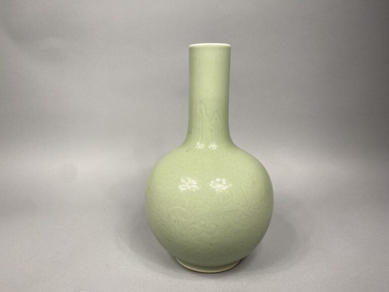 Chine - Vase de forme bouteille en porcelaine émaillé céladon à léger décor inc…