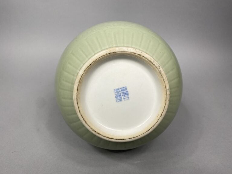 Chine - Vase de forme bouteille en porcelaine émaillé céladon à léger décor inc…