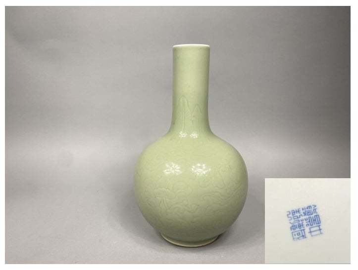 Chine - Vase de forme bouteille en porcelaine émaillé céladon à léger décor inc…