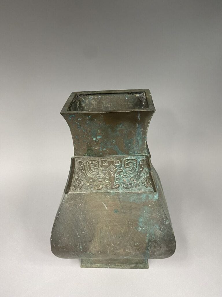 ** Chine - Vase de forme Hu à motifs archaiques - H : 45 cm