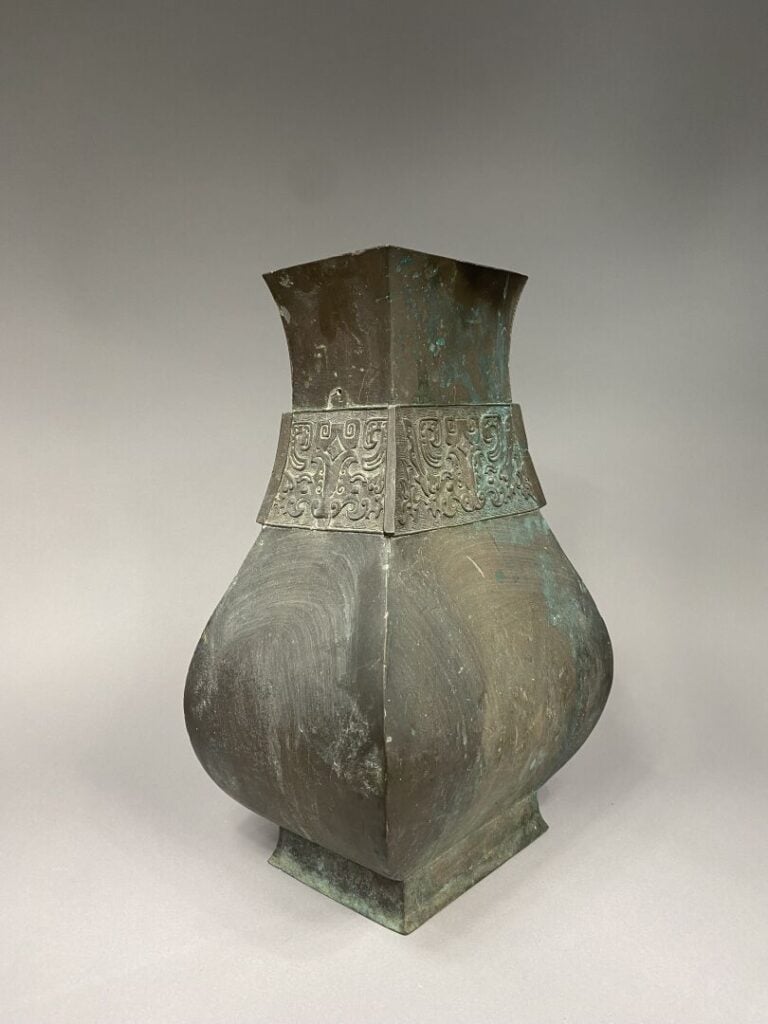 ** Chine - Vase de forme Hu à motifs archaiques - H : 45 cm
