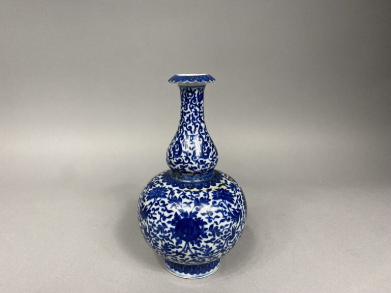 Chine - Vase double gourde en porcelaine à décor bleu blanc de fleurs de lotus…