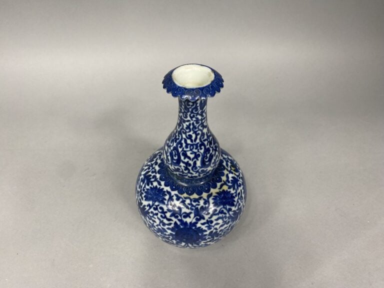 Chine - Vase double gourde en porcelaine à décor bleu blanc de fleurs de lotus…