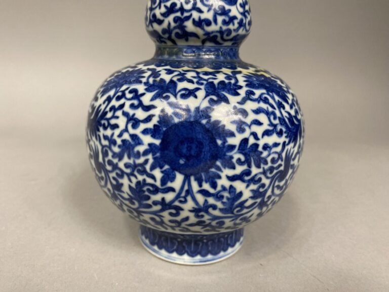 Chine - Vase double gourde en porcelaine à décor bleu blanc de fleurs de lotus…