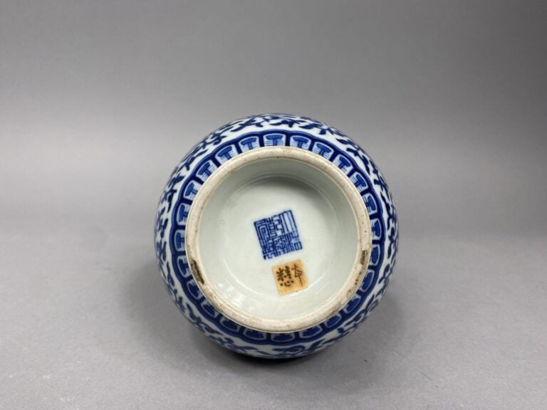 Chine - Vase double gourde en porcelaine à décor bleu blanc de fleurs de lotus…
