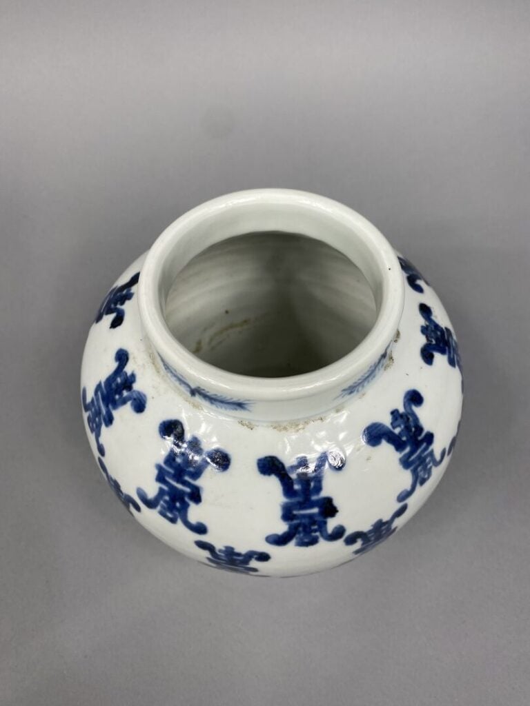Chine - Vase en céramique émaillée à décor bleu blanc de caractères Shou stylis…