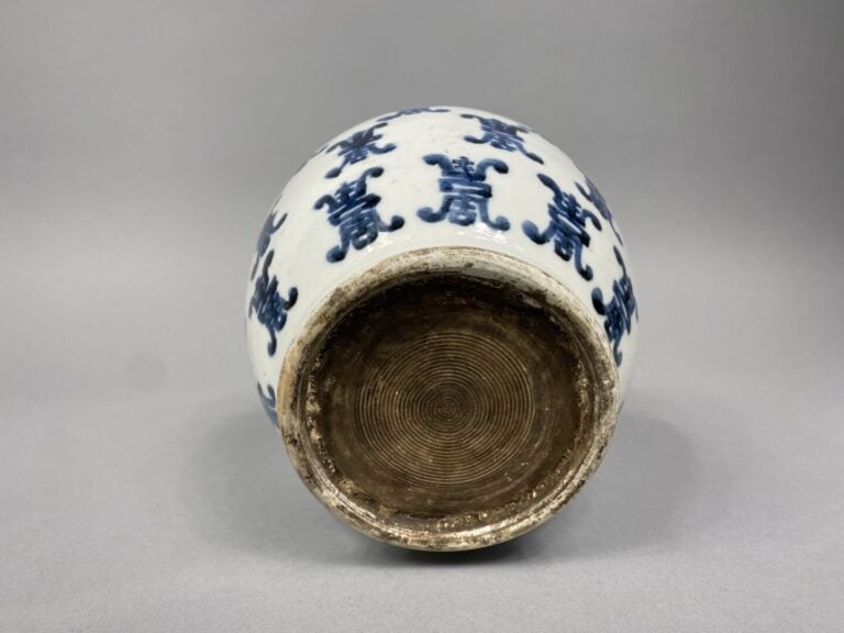Chine - Vase en céramique émaillée à décor bleu blanc de caractères Shou stylis…