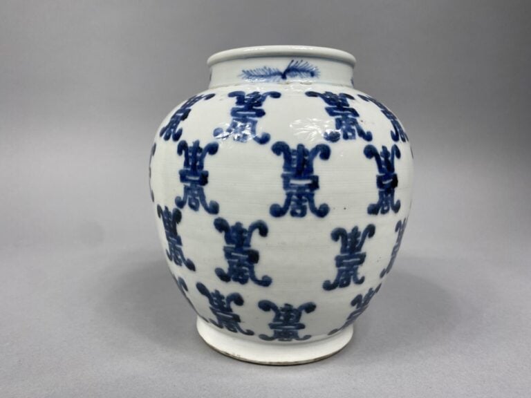 Chine - Vase en céramique émaillée à décor bleu blanc de caractères Shou stylis…