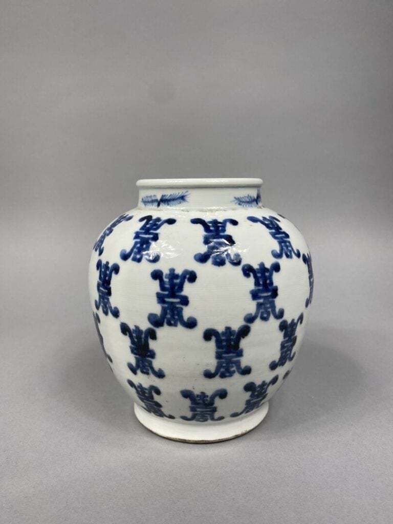 Chine - Vase en céramique émaillée à décor bleu blanc de caractères Shou stylis…